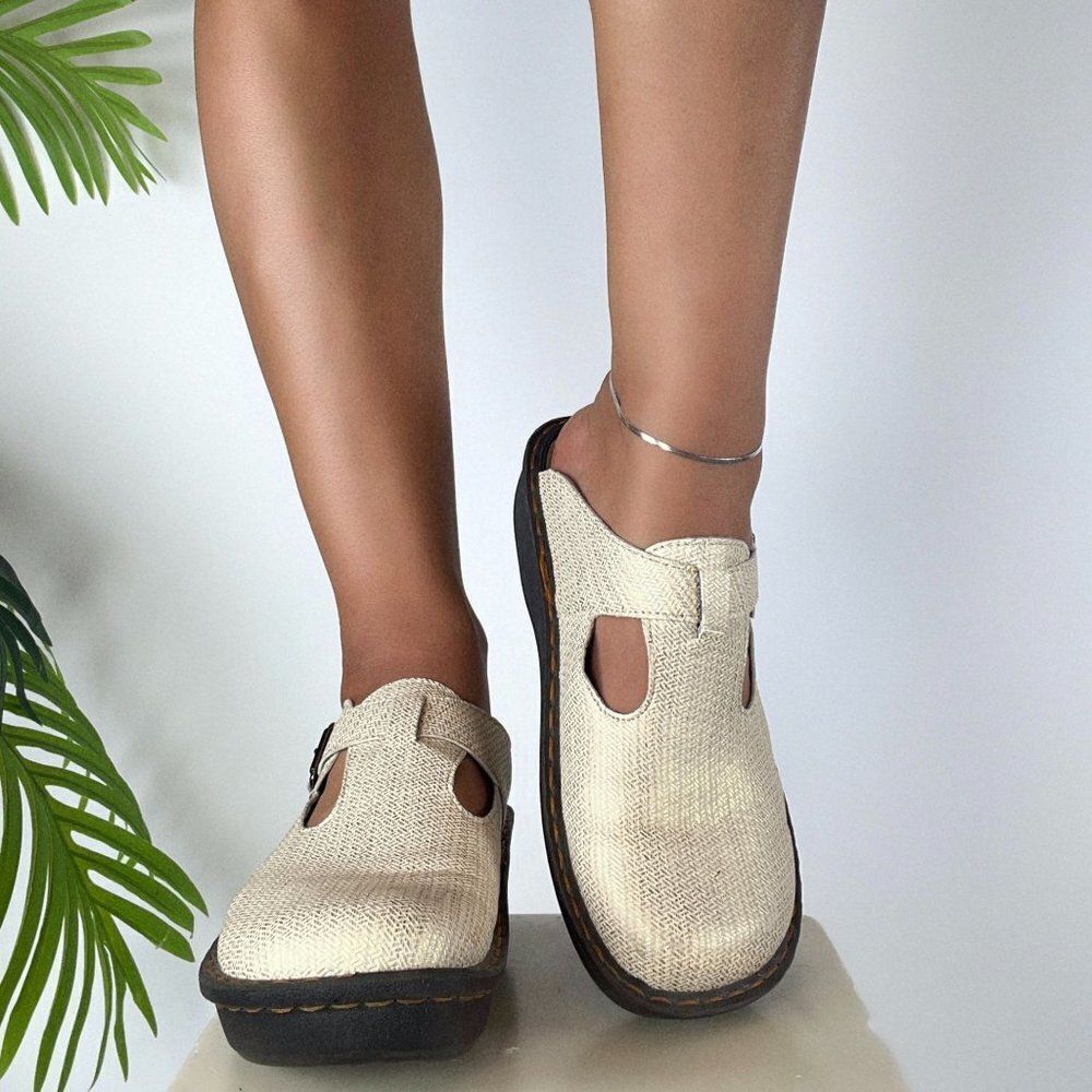 Vintage Y2K Cottagecore Coastal Grandma Slip On Cream Chunky Mules / Size: 6.5